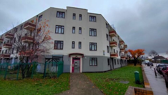 3 Bedroom Flat For Sale In Shirley House Drive, Charlton, SE7