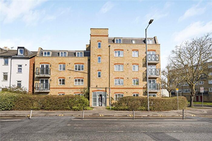 2 Bedroom Apartment For Sale In Carrington Court, Kingston Road, New Malden, KT3