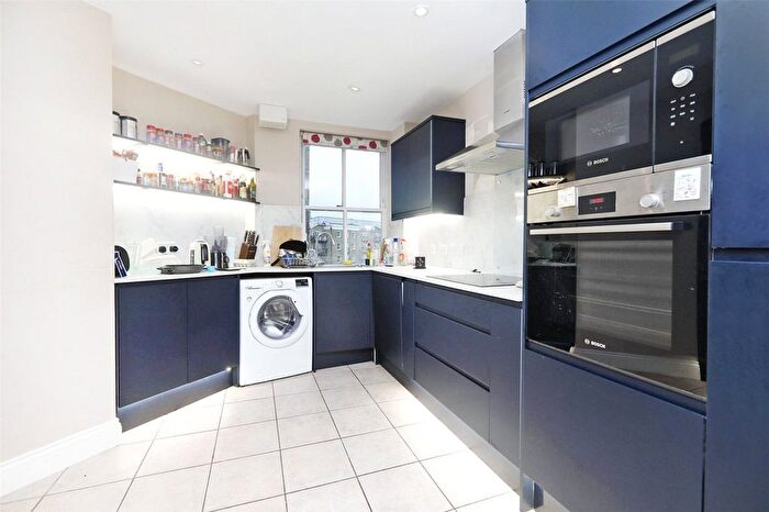 3 Bedroom Flat To Rent In Portland Court, London, Trinity Street, SE1