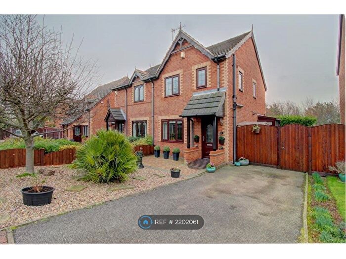 3 Bedroom Semi-Detached House To Rent In Raylands Court, Leeds, LS10