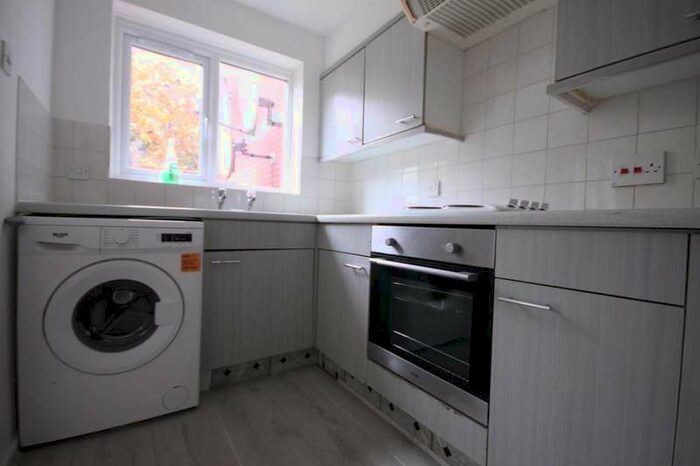 Flat To Rent In Swaythling Close, London, N18