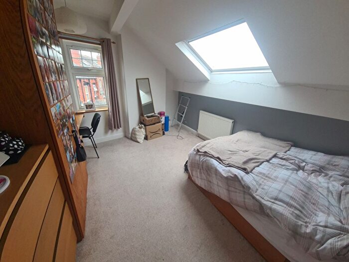 10 Bedroom Semi-Detached House To Rent In Headingley Avenue, Leeds, LS6