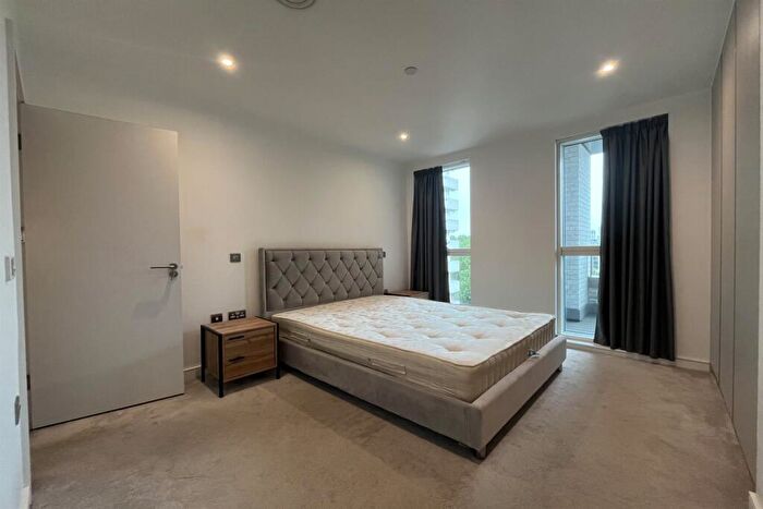 2 Bedroom Apartment To Rent In Duval House, London, SW11