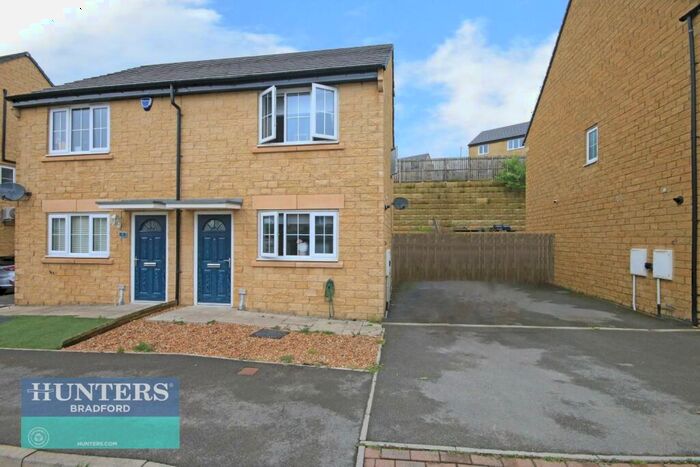 2 Bedroom Semi-Detached House For Sale In Ref Tn - Meadow Bank Allerton, Bradford, West Yorkshire, BD15