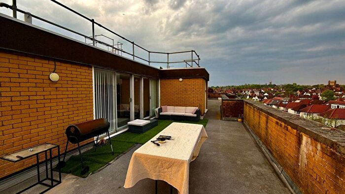 4 Bedroom Flat To Rent In Ravenscroft Avenue, London, NW11