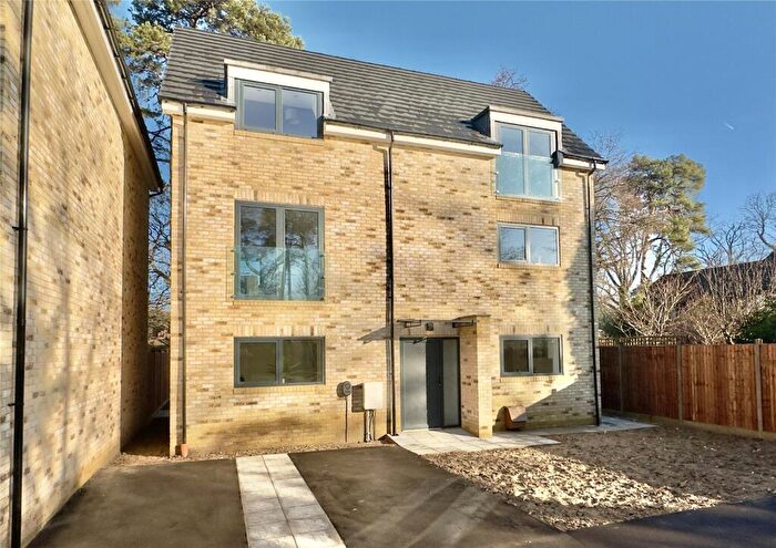 3 Bedroom Detached House For Sale In Sorrel Close, Farnborough, GU14