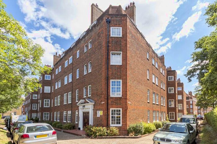 3 Bedroom Flat To Rent In Richmond Road, Twickenham, TW1