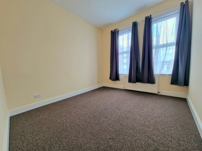 3 Bedroom Flat To Rent In Green Lanes, London, N13