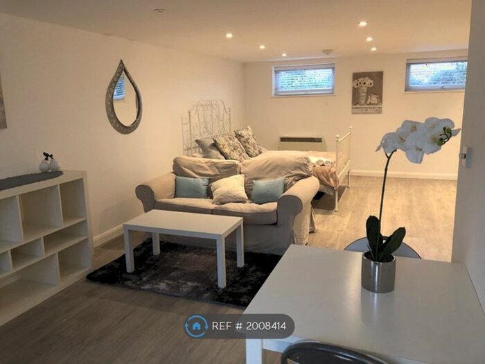Studio To Rent In Slough, Slough, SL1