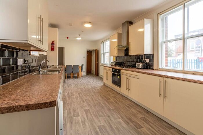 6 Bedroom Semi-Detached House To Rent In Maidstone Road, Chatham, ME4