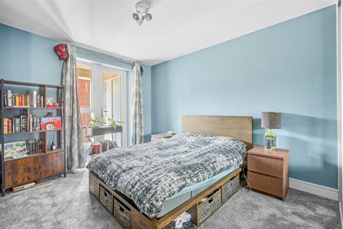 1 Bedroom Apartment For Sale In Suffield Hill, High Wycombe, HP11