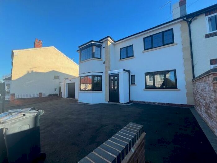 5 Bedroom Semi-Detached House To Rent In Metchley Lane, Birmingham, B17