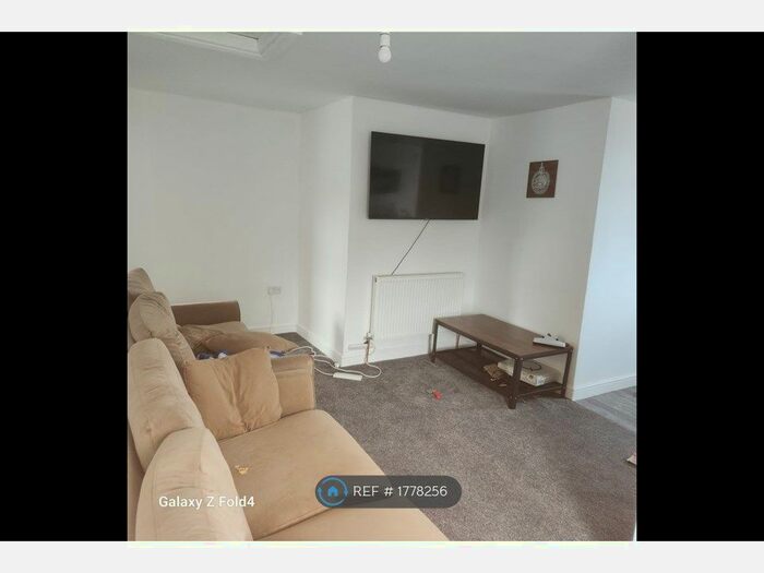 2 Bedroom Flat To Rent In Cradley Heath, Cradley Heath, B64