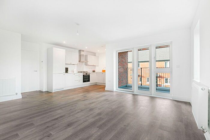 1 Bedroom Flat To Rent In Lake House, Ottershaw, KT16