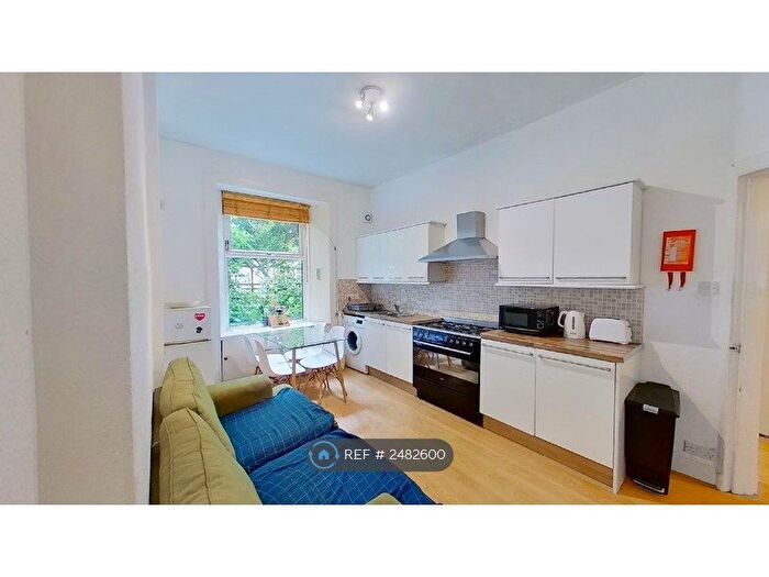 3 Bedroom Flat To Rent In Cathcart Place, Edinburgh, EH11