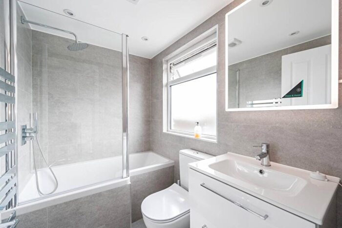 3 Bedroom Maisonette For Sale In Deacon Road, Dollis Hill, London, NW2