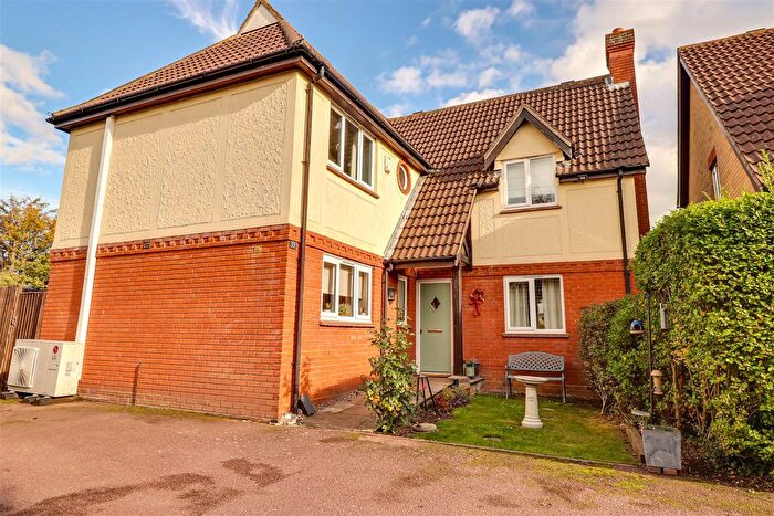 4 Bedroom Detached House For Sale In Alleyn Place, Westcliff-On-Sea, SS0