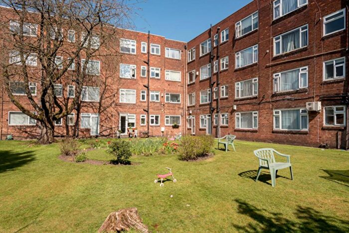 2 Bedroom Flat To Rent In Devonshire Court, Salford, M7