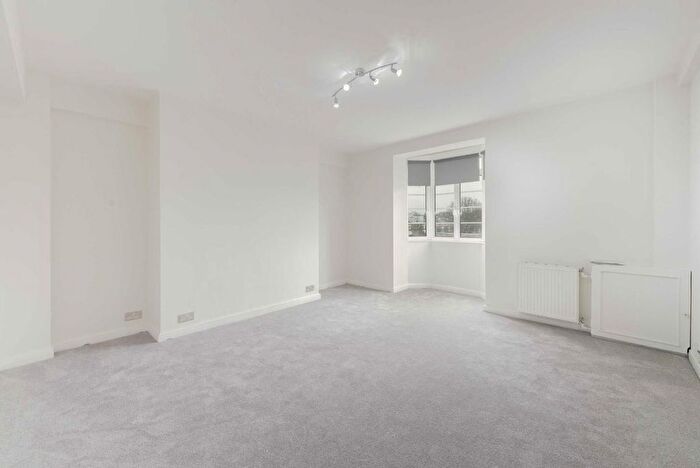 4 Bedroom Flat To Rent In Hammersmith Road, Hammersmith, W6