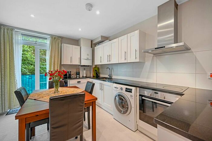 3 Bedroom Flat To Rent In Tilson Gardens, London, SW2