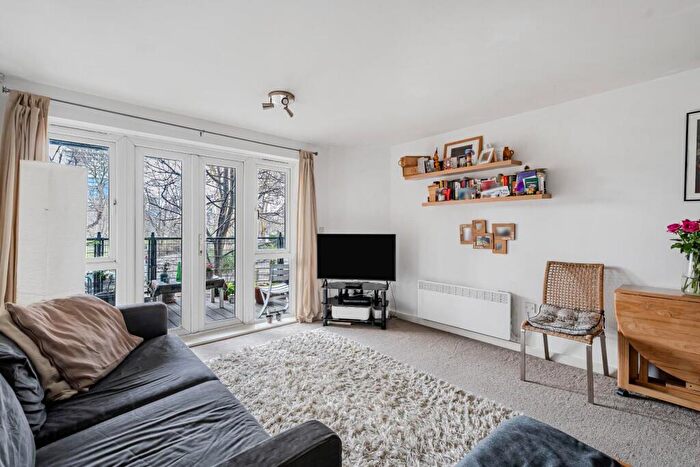2 Bedroom Flat For Sale In Wells Way, Camberwell, London, SE5
