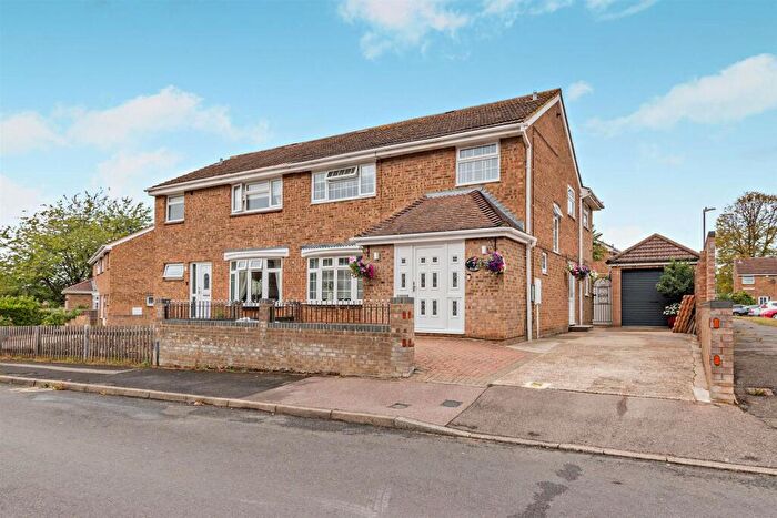 4 Bedroom Semi-Detached House For Sale In Betsham Road, Maidstone, ME15