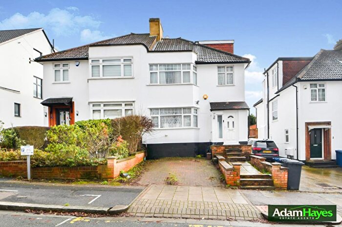 4 Bedroom Semi Detached House For Sale In Wentworth Close, Finchley, N3
