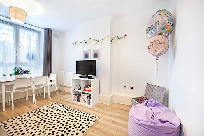 3 Bedroom Flat To Rent In Geoffrey House, Borough, SE1