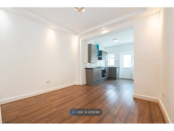 3 Bedroom End Of Terrace House To Rent In Thornfield Street, Salford, M5