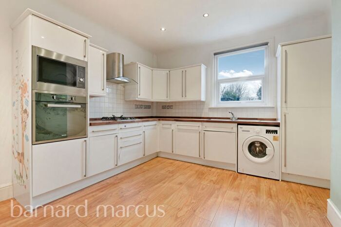 3 Bedroom Flat To Rent In Kempshott Road, London, SW16