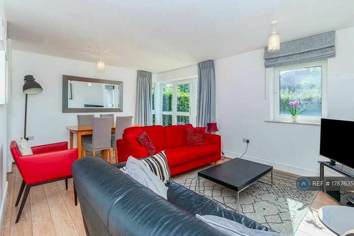 2 Bedroom Flat To Rent In Pavilions, Windsor, SL4