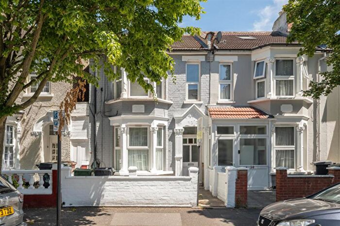 2 Bedroom Apartment For Sale In Whitney Road, Leyton, E10