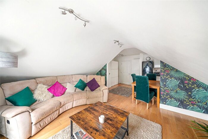 2 Bedroom Flat To Rent In South Park Road, London, SW19