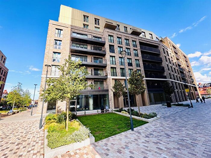 2 Bedroom Apartment To Rent In Sidney Street, London, E1