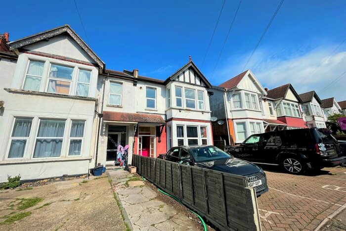 2 Bedroom Flat To Rent In Valkyrie Road, Westcliff-On-Sea, SS0
