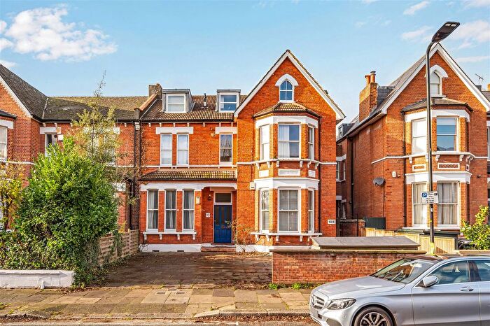 2 Bedroom Flat For Sale In Cumberland Park, Poets Corner, Acton, W3