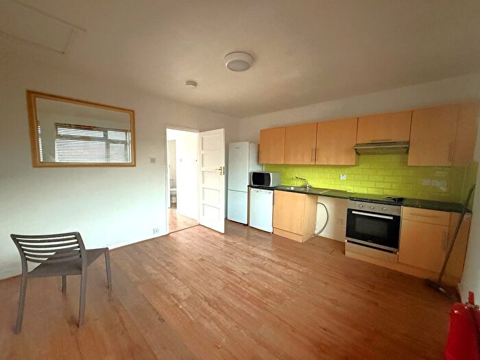 1 Bedroom Flat To Rent In Darkes Lane, Potters Bar, EN6