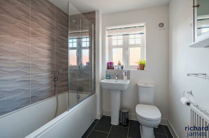 4 Bedroom Detached House For Sale In Lower Close, Wroughton, Swindon, SN4