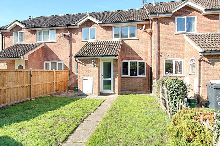 2 Bedroom Cluster House For Sale In Scots Court, Hook, Hampshire, RG27