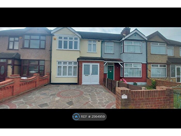 3 Bedroom Terraced House To Rent In Rothbury Avenue, Rainham, RM13