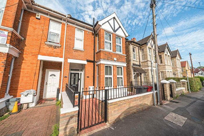 6 Bedroom Semi-Detached House To Rent In Slough, Berkshire, SL1