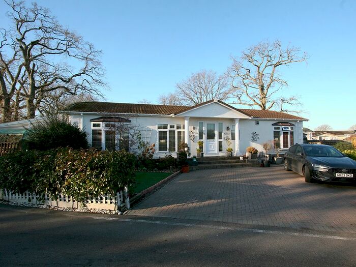 2 Bedroom Park Home For Sale In Woodlands Park, Ashford, TN27