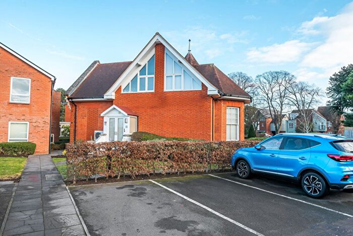 2 Bedroom Link Detached House For Sale In Parkview Way, Epsom, KT19