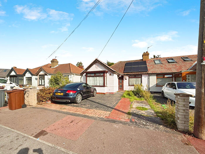 4 Bedroom Bungalow To Rent In Mayswood Gardens, Dagenham, Essex, RM10