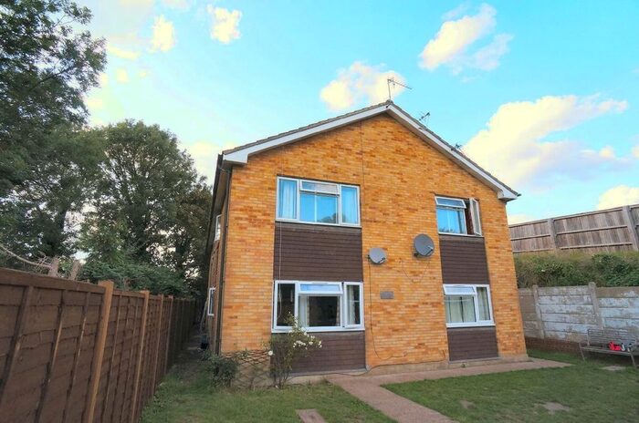 2 Bedroom Flat To Rent In Wandle Road, Wallington, Surrey., SM6