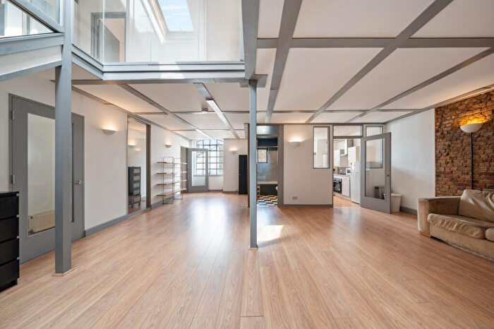 3 Bedroom Flat To Rent In A Prince George Road, Second Floor Rear, Stoke Newington, N16