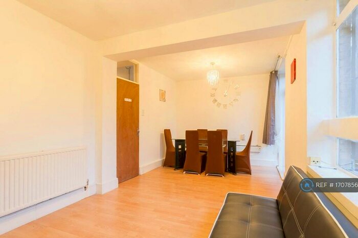3 Bedroom Flat To Rent In Arthur Wade House, London, E2