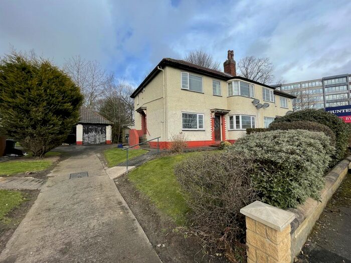 2 Bedroom Ground Flat To Rent In Sandringham Drive, Leeds, West Yorkshire, LS17