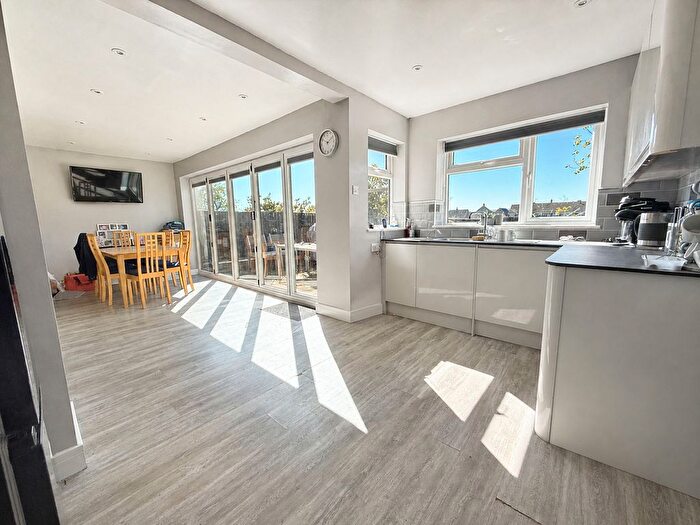 3 Bedroom Semi-Detached House For Sale In Weedon Road, Swindon, SN3