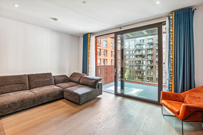 2 Bedroom Flat To Rent In Legacy Building, Viaduct Gardens, SW11
